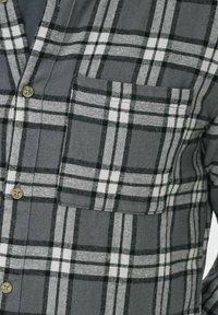 Grau kariertes Hemd aus Flanell, mit weißen und schwarzen Streifen, Knopfleiste und einer Brusttasche mit texturiertem Finish.