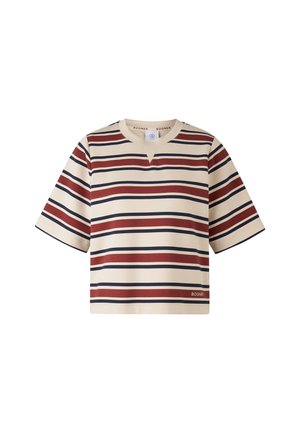 Korte mouwen, cropped t-shirt in crème met horizontale strepen in rood, marineblauw en beige. Heeft een V-hals en een subtiel logo aan de zoom.