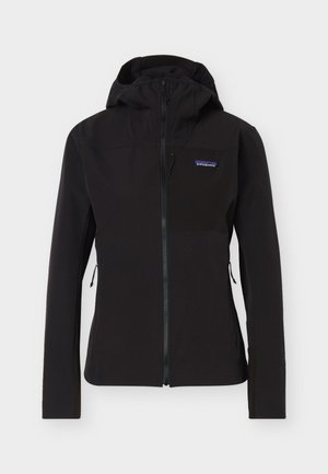 Črna jakna s kapuco in zadrgo, z logotipom Patagonia na prsih ter dvema žepoma z zadrgo na straneh, prikazana na belem ozadju.