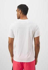 Nike Performance TEE FOUNDERS - Spordi T-särk - white