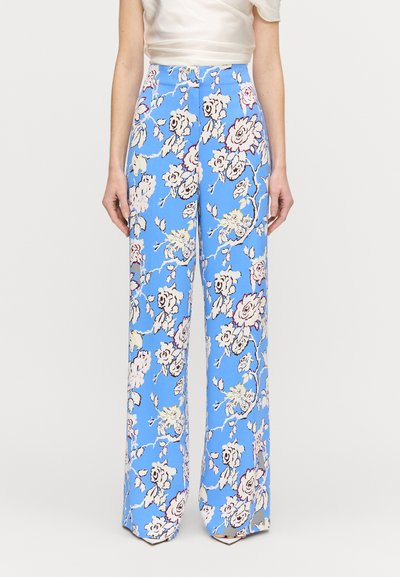 Pantalones de pierna ancha floreados en azul claro, con grandes patrones de rosas en rosa y crema, con un tejido suave y un diseño de cintura alta.