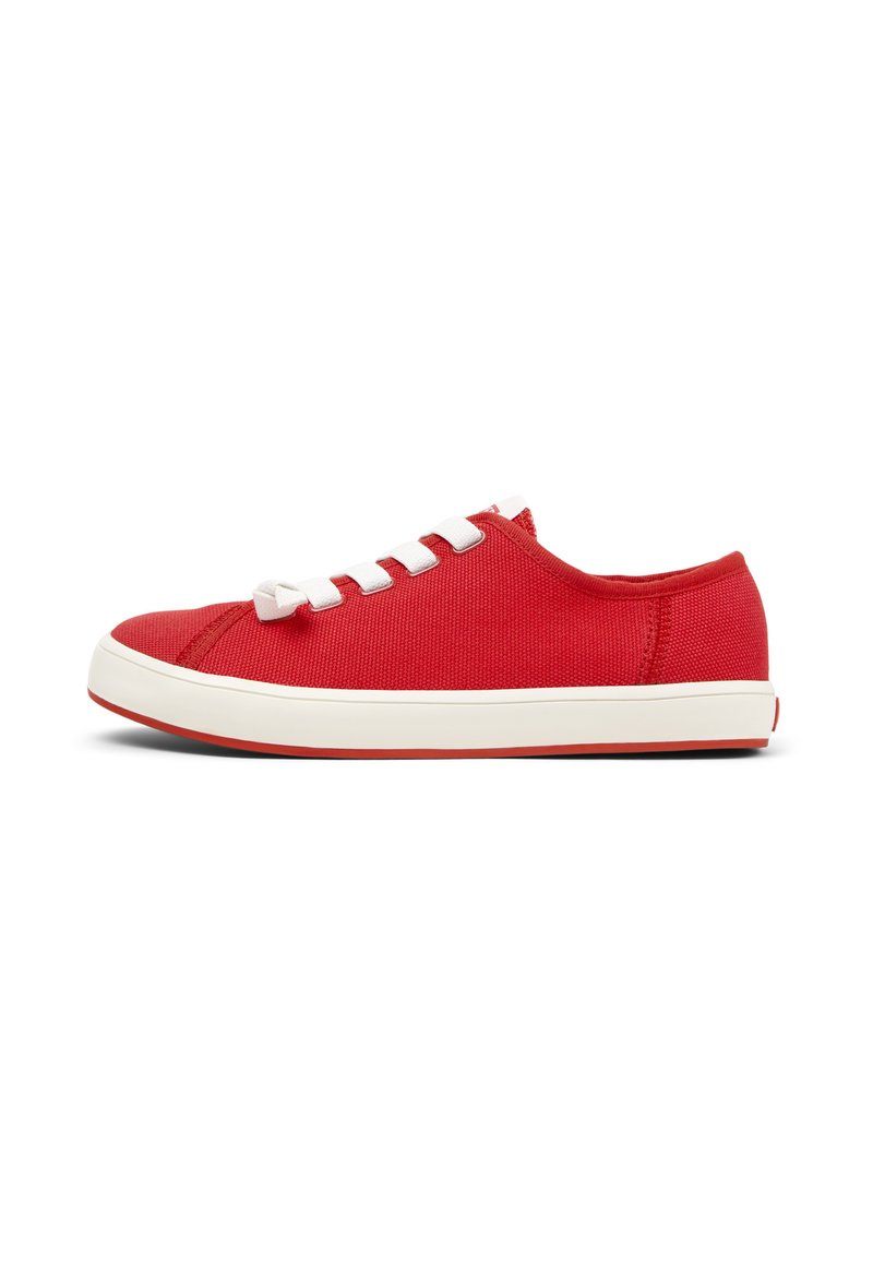 Zapatilla de lona roja con cordones blancos. Presenta una puntera redonda, suela de goma flexible y parte superior roja sólida con ribete blanco contrastante.