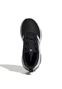 Černá sportovní obuv s texturovaným textilním svrškem, bílými pruhy a polstrovanou podrážkou. Obsahuje poutko a značkovou vnitřní podšívku.