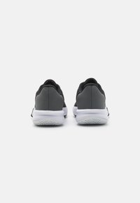 Grå sneakers med en tekstureret overdel, hvide såler og mønstrede ydersåler. Har en glat ryg med polstret krave og forstærket hæl.