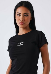 Zwart T-shirt met korte mouwen met een wit geborduurd "PXP" logo en een sterontwerp op de borst, gemaakt van een gladde katoenmix.