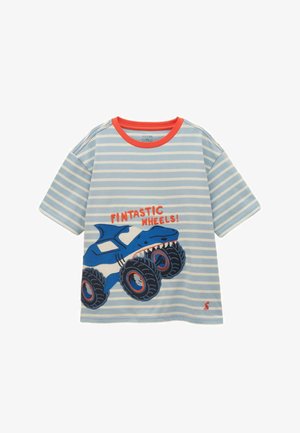 Lyseblå og hvide stribede kortærmede skjorte med rød krave, med en blå haj monstertruck og teksten "Fintastic Wheels!" på forsiden.