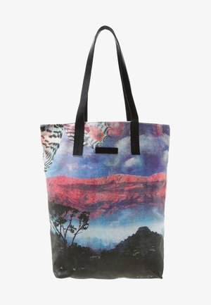 Sac fourre-tout avec poignées noires présentant un imprimé paysager coloré de montagnes rouges, ciel bleu et arbres en silhouette en bas.