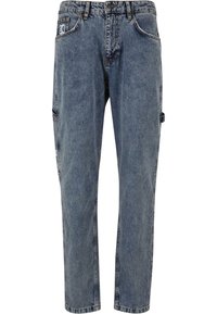 Pantalons cargo en denim bleu clair avec coupe droite, cinq poches et couture contrastante, avec un patch logo sur le devant.