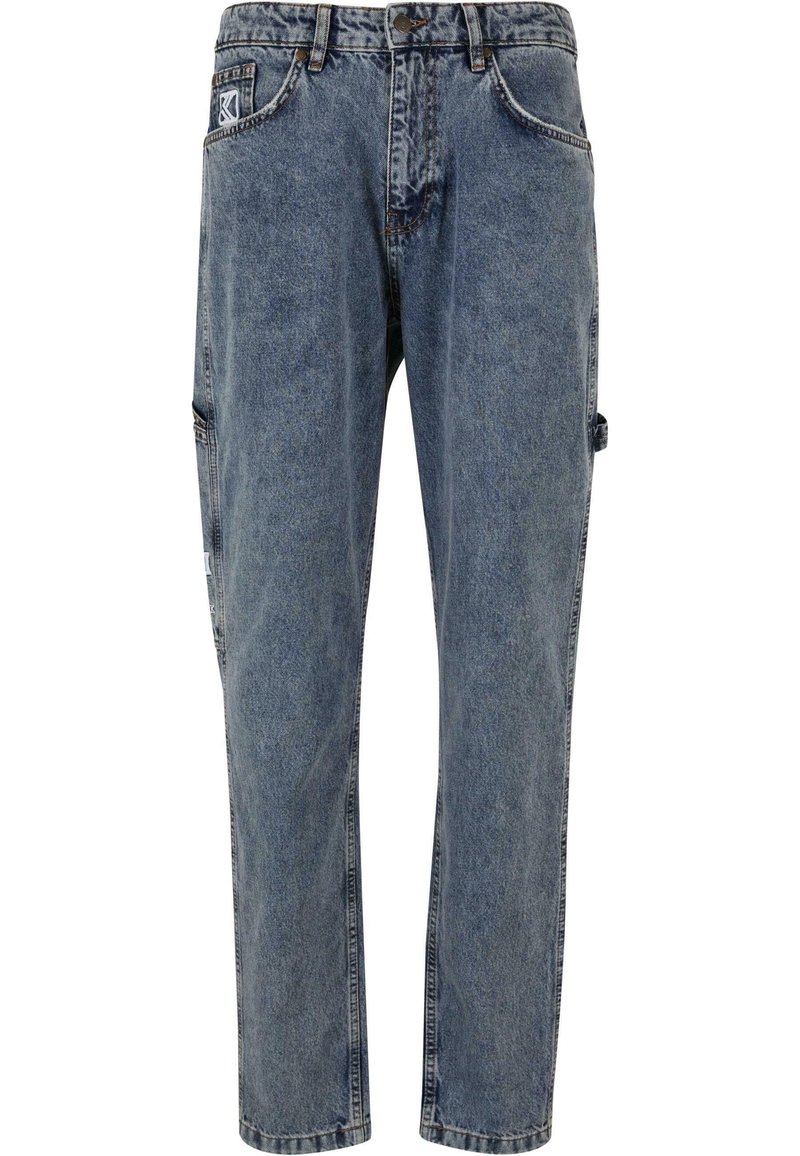 Pantalons cargo en denim bleu clair avec coupe droite, cinq poches et couture contrastante, avec un patch logo sur le devant.