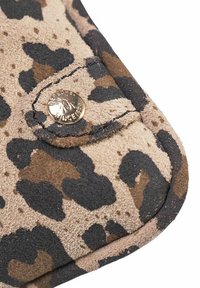 Pochette a stampa leopardata realizzata in morbido suede nei toni del marrone e nero, con bottone a pressione dorato e bordi cuciti per un tocco di dettaglio.