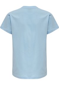 Ljust blå bomullströja med korta ärmar, rundad halsringning och en slät yta. Inga synliga mönster eller logotyper. Enkelt, klassiskt design.