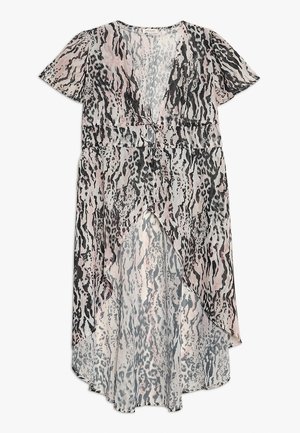 Vestido fluido de manga corta en tejido translúcido con estampado animal en tonos rosa, negro y gris. Escote en V con un detalle de lazo en la cintura.