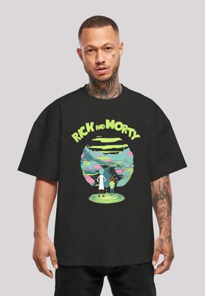 Musta puuvillapaita, jossa on "Rick and Morty" -graafinen printti kirkkaissa väreissä. Design sisältää hahmoja animoidun avaruusmaiseman taustalla.