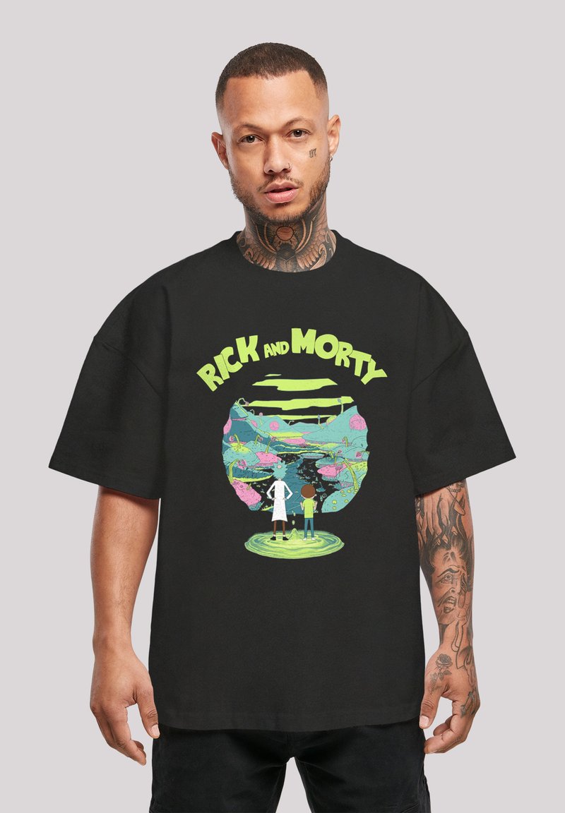 Melna kokvilnas T-kreklu ar spilgtas krāsas "Rick and Morty" grafiku. Dizains ietver varoņus pret animētu kosmosa ainu.