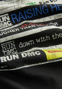 Next LICENSE REGULAR - Nyomott mintás póló - black run dmc