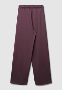 Pantaloni a gamba larga di un solido viola scuro con elastico in vita, disposti in modo piatto su uno sfondo grigio chiaro.