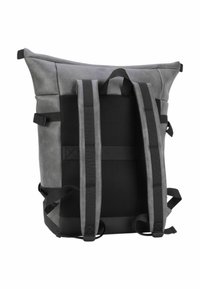 Mochila gris con una superficie de tela texturizada, respaldo de malla acolchada y correas negras ajustables. Cuenta con un diseño de cierre enrollable.