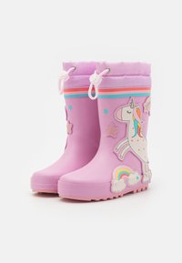 Bottes de pluie en caoutchouc rose avec un bord supérieur rembourré, arborant un design de licorne, des étoiles et des accents de arc-en-ciel. Semelles texturées pour une meilleure adhérence.