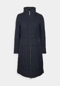 Abrigo largo acolchado en color azul marino con cuello alto y cierre de cremallera. Presenta costuras diagonales, bolsillos laterales y una tela lisa y texturizada.