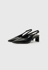 Černé lakované slingback lodičky s špičatou špičkou, malým blokovým podpatkem a náramkem na kotníku se zlatými prvky.