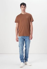 Tommy Jeans LINEAR CHEST TEE - Basic T-shirt - pecan nut