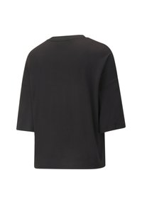 Musta lyhythihainen paita, jossa on rento istuvuus, pyöreä pääntie ja sileä, matta pinta. Minimalistinen muotoilu ilman näkyviä yksityiskohtia.