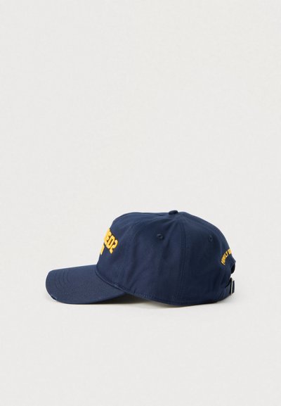 Gorra de béisbol azul marino de algodón, con texto bordado en amarillo en la parte delantera y trasera, visera curva y correa ajustable.
