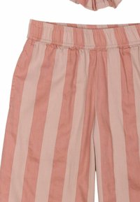 Pantalone širokega kroja z navpičnimi črtami v mehko roza in bež tkanini, z elastičnim pasom in lahkotno teksturo, primeren za vsakodnevno nošenje.