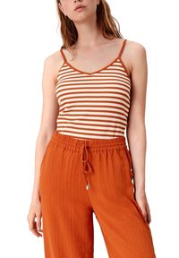 Pruhované tílko v oranžové a krémové barvě, s tenkými ramínky a výstřihem do V. Spárované s volnými, texturovanými oranžovými kalhotami se stáhnutím.