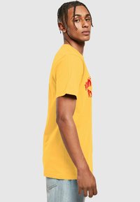 Mister Tee AIN'T HARD TO TELL  - Triko s potiskem - taxi yellow