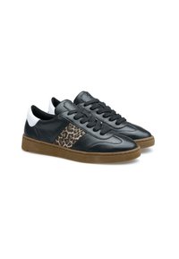 Sneaker in pelle nera con pannello laterale a stampa leopardo, suola in gomma marrone e lacci neri, con un accentuazione bianca sul tallone.