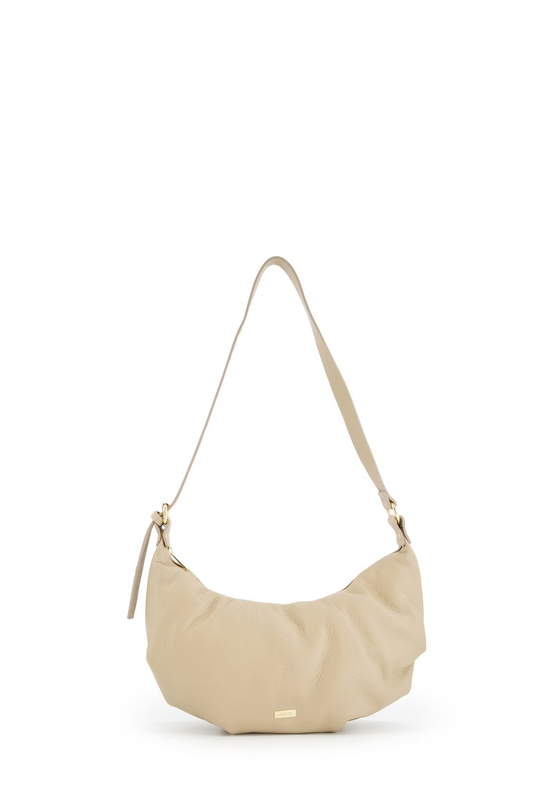 Beige læder skuldertaske med en buet form, struktureret overflade og en aftagelig rem. Har en diskret detalje i guldhardware.