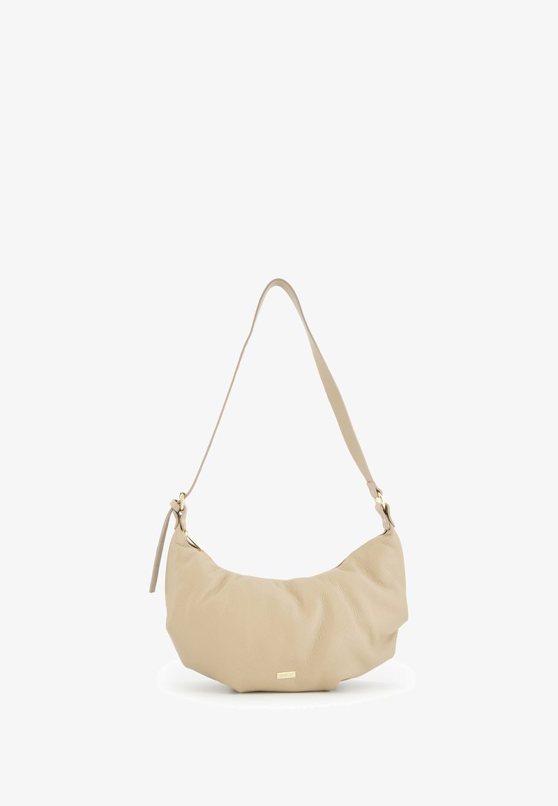 Beige leren schoudertas met een gebogen vorm, textuur oppervlak en een afneembare schouderriem. Heeft een subtiele gouden hardware-detail.