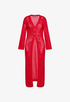 Piros kötött hosszú kardigán V-nyakkal, hosszú ujjakkal és négy gombbal, nyitott elejű és texturált, lélegző anyagból készült.