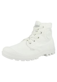 Bottines blanches en toile avec une semelle en caoutchouc, bout rond et col rembourré. Présente un logo rond sur le côté et des lacets gris clair.