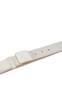 Cintura in pelle bianca con finitura lucida, dotata di una fibbia ottagonale dorata. Include più fori di regolazione per la vestibilità. Nome del marchio "GUESS" inciso.