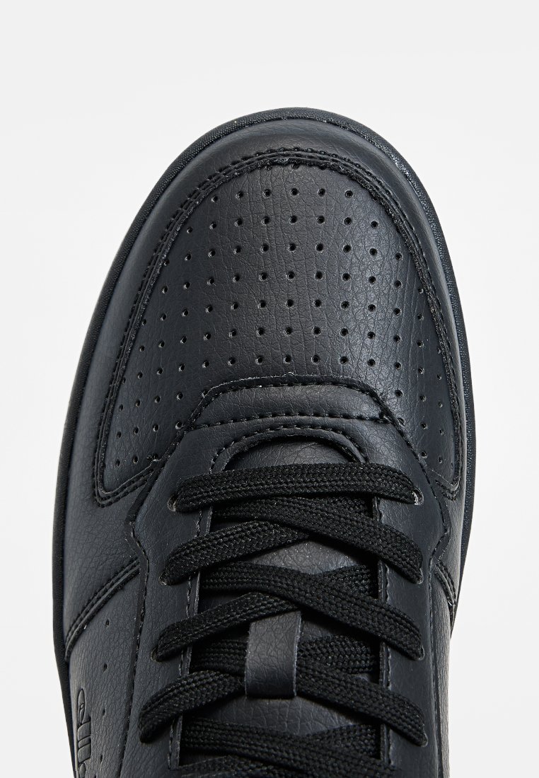 Czarne skórzane sneakersy z perforowanym noskiem, teksturowanym wykończeniem, czarnymi sznurówkami i zaokrąglonym kształtem noska. Minimalistyczny styl, brak widocznych logo.