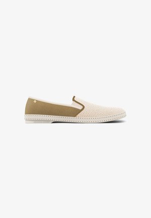 Slip-on schoen met beige mesh voorzijde en bruine stoffen achterkant, met een witte patroonzool en een klein goudkleurig logo bij de hiel.