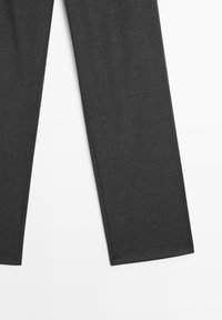 Pantaloni su misura grigio scuro con una texture liscia, design a gamba dritta e cuciture ordinate lungo le cuciture. Nessuna tasca visibile o decorazioni.