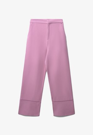 Pantaloni a gamba larga in tessuto rosa chiaro, con superficie liscia, tasche anteriori e una vita pulita senza decorazioni.