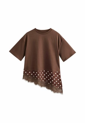 Bruine top met korte mouwen en asymmetrische zoom, gemaakt van bruin stof met witte stippen en een kanten rand.