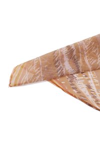 Foulard trasparente in tonalità calde di arancione e marrone con motivi di foglie abstract. Tessuto leggero con una texture liscia, caratterizzato da un orlo arrotolato.
