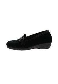 Scarpa slip-on in suede nero con punta rotonda, tacco basso a zeppa e dettaglio di fiocco decorativo sul davanti. Texture liscia e design minimalista.