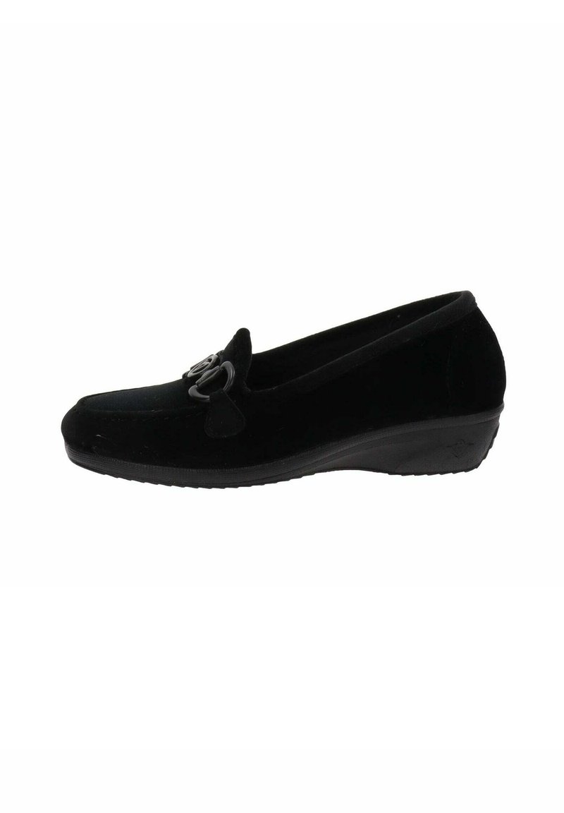 Scarpa slip-on in suede nero con punta rotonda, tacco basso a zeppa e dettaglio di fiocco decorativo sul davanti. Texture liscia e design minimalista.