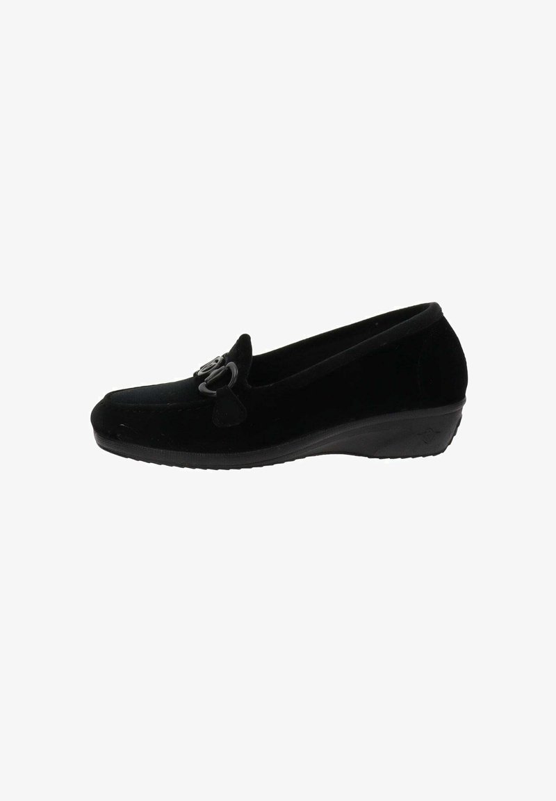 Scarpa slip-on in suede nero con punta rotonda, tacco basso a zeppa e dettaglio di fiocco decorativo sul davanti. Texture liscia e design minimalista.