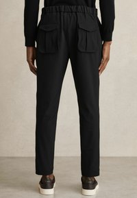 Reiss REGULAR FIT - SET BELTED TECHNICAL - Nadrágok - black