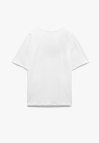 Witte katoenen t-shirt met korte mouwen, ronde halslijn en een gladde textuur. Lijkt eenvoudig met geen zichtbare patronen of accenten.