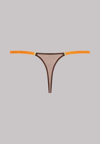 Thong en maille marron avec des sangles orange, présentant une forme triangulaire et une texture fine. Les sangles portent le nom de la marque imprimé, mettant en avant un design minimal.