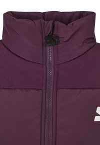Col de veste matelassé violet avec fermeture éclair complète et tirette en forme d'étoile affichant le détail du logo "Starster".