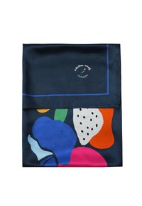 Sciarpa di seta con sfondo blu navy scuro, caratterizzata da forme astratte colorate in blu, verde, arancione, rosa e bianco con puntini neri; dettaglio con logo marchiato.